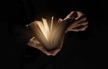 une Bible ouverte avec une lumière entre les pages